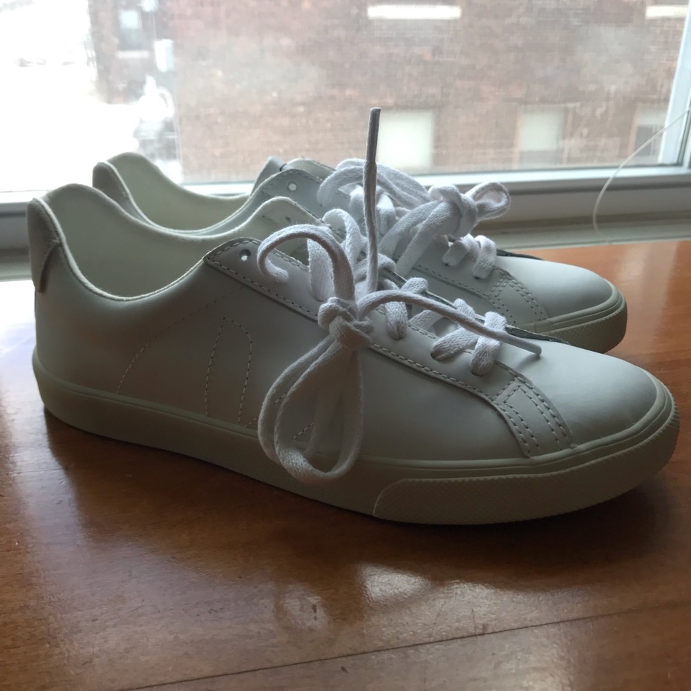 BRAND NEW Veja Esplar Sneakers